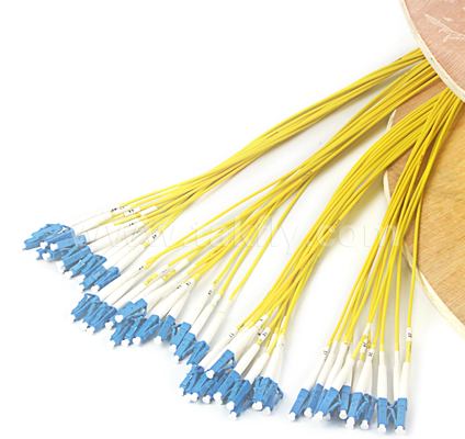 48-rdzeniowy kabel krosowy LC-LC z wstępnie zakończonymi końcówkami – o dużej gęstości, niestandardowe konfiguracje z przerwami (gołe włókno / 0,9 mm / 2,0 mm / 3,0 mm), do centrów danych oraz zastosowań wewnętrznych i zewnętrznych