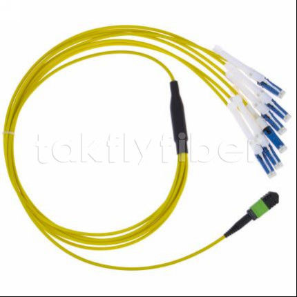 Wytrzymały MPO-CS Fiber Optic Patch Cord z utratą wstawienia ≤ 0,3 dB i średnicą włókna 50/125 dla sieci telekomunikacyjnych