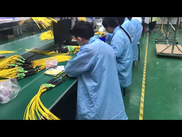 Chiny Amfenol Niestandardowe 288 włókien 0,35dB Maksymalna strata wstawienia Jednopodobny kabel OS2 MPO do centrum danych na sprzedaż